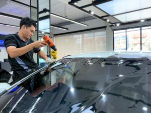 บริการลอกฟิล์มเก่าให้ก่อนที่จะติดตั้งฟิล์มใหม่กับทางร้าน